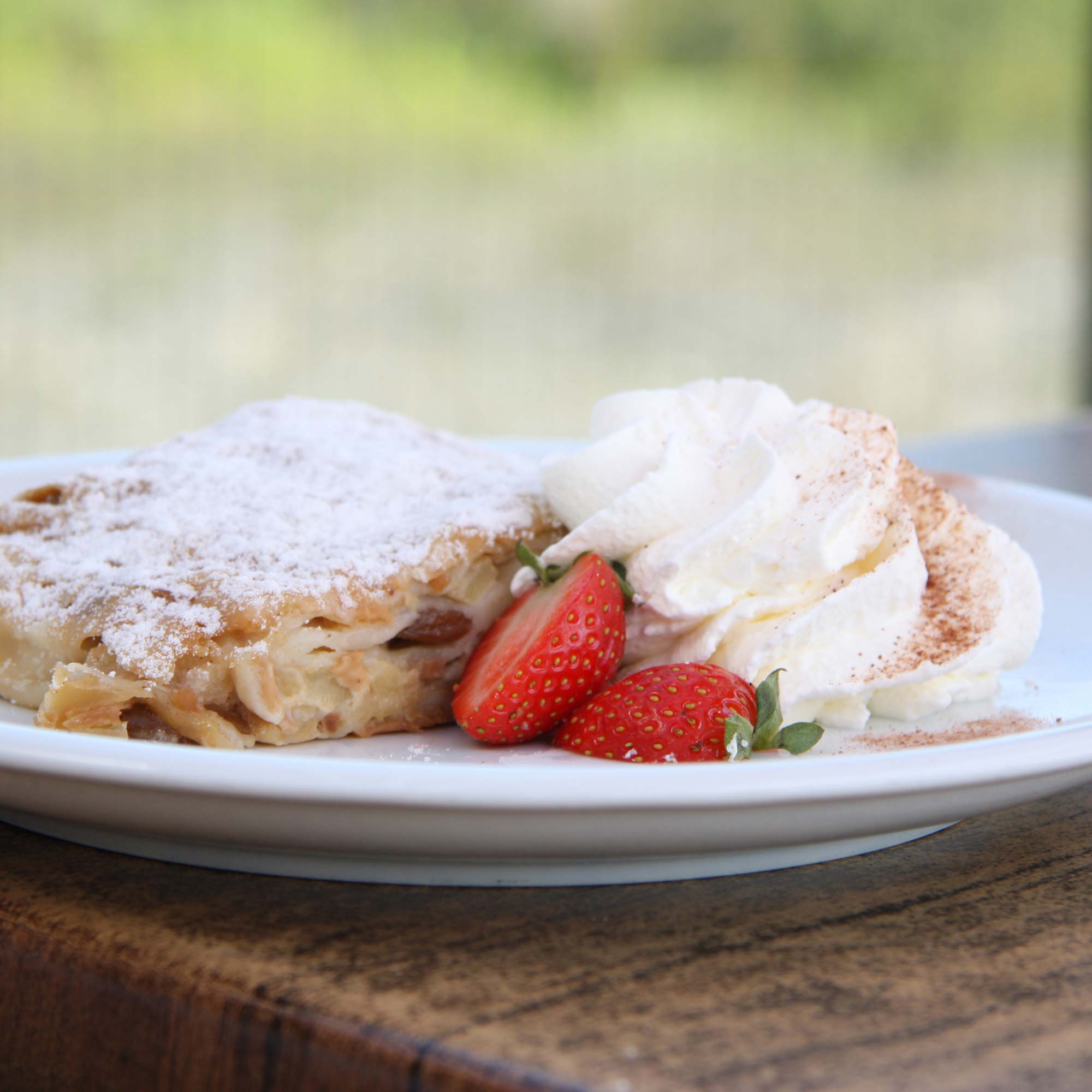 Apfelstrudel mit Sahne und Erdbeeren