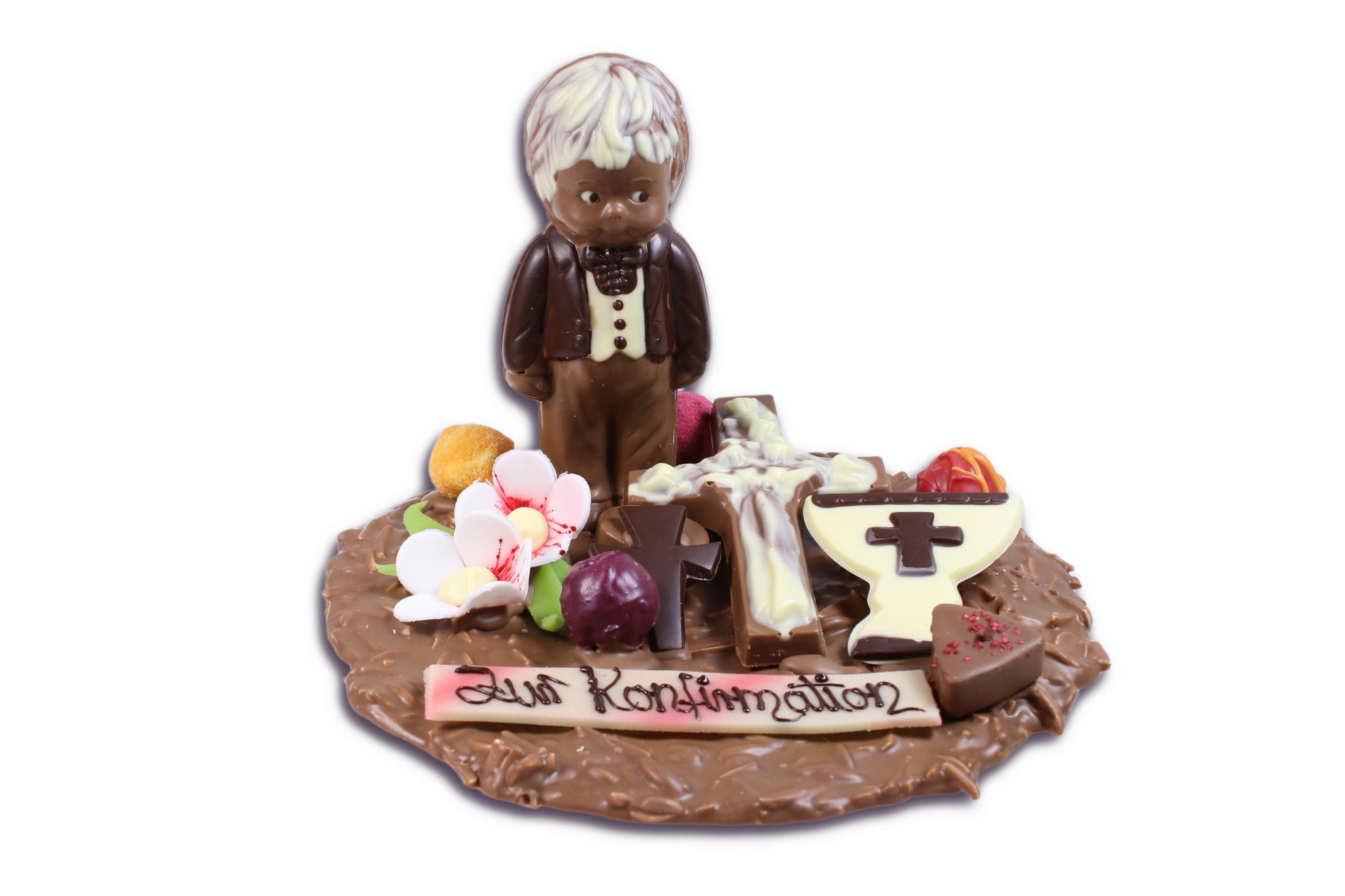 Eine Mandelsplitterplatte mit einem Jungen aus Schokolade mit Kreuz und Kelch