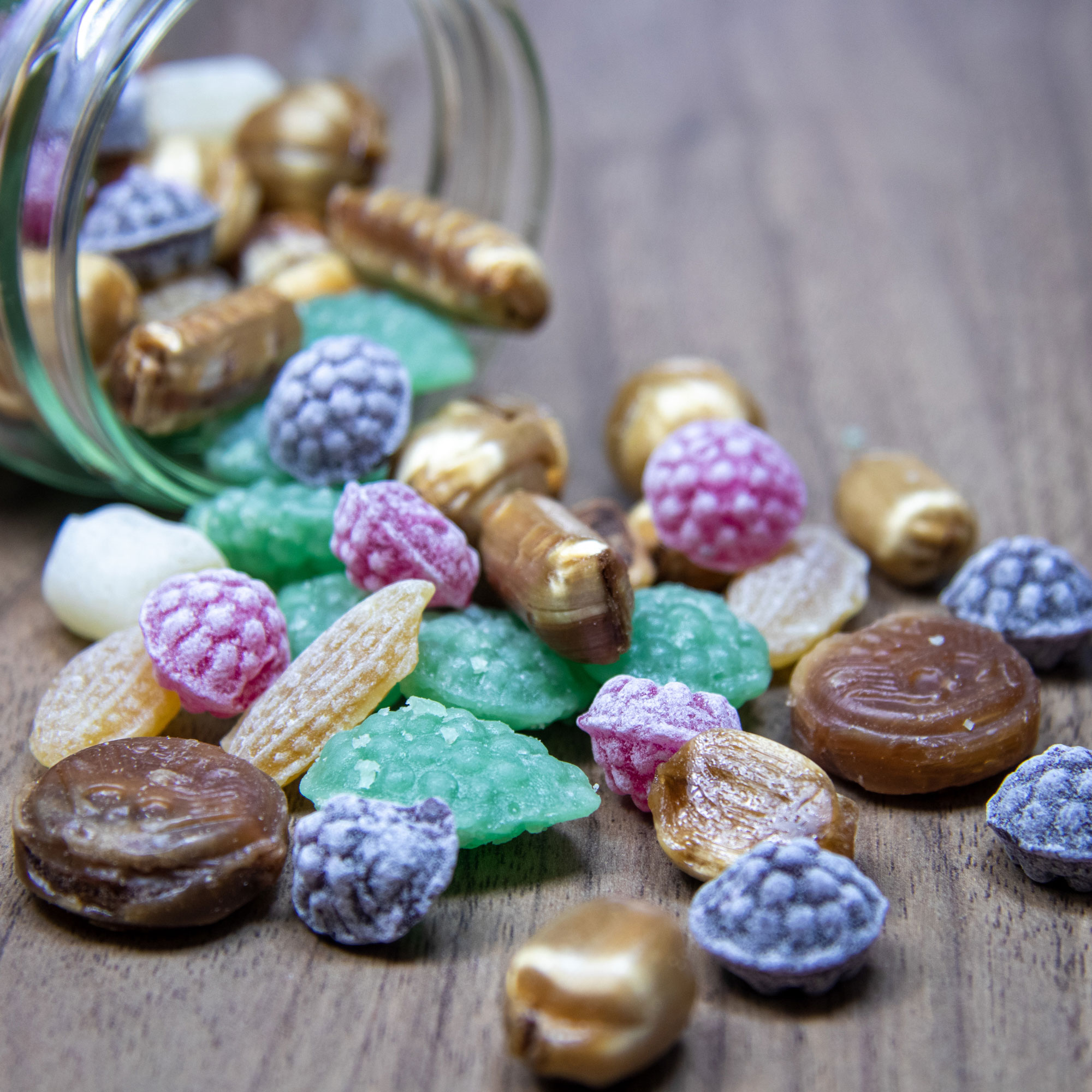 Bonbons fallen aus einem Glas