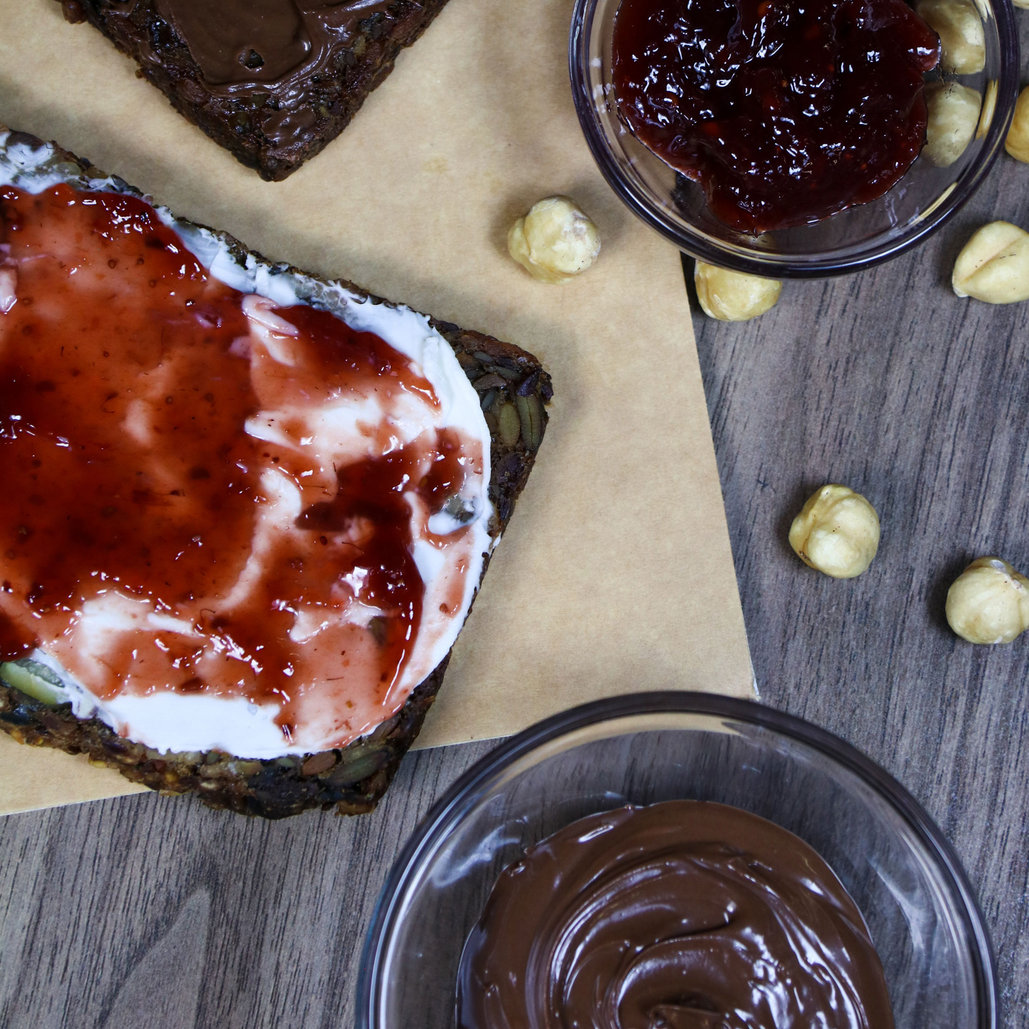 Schokoladenboraufstrich auf Brot und Marmelade auf Brot
