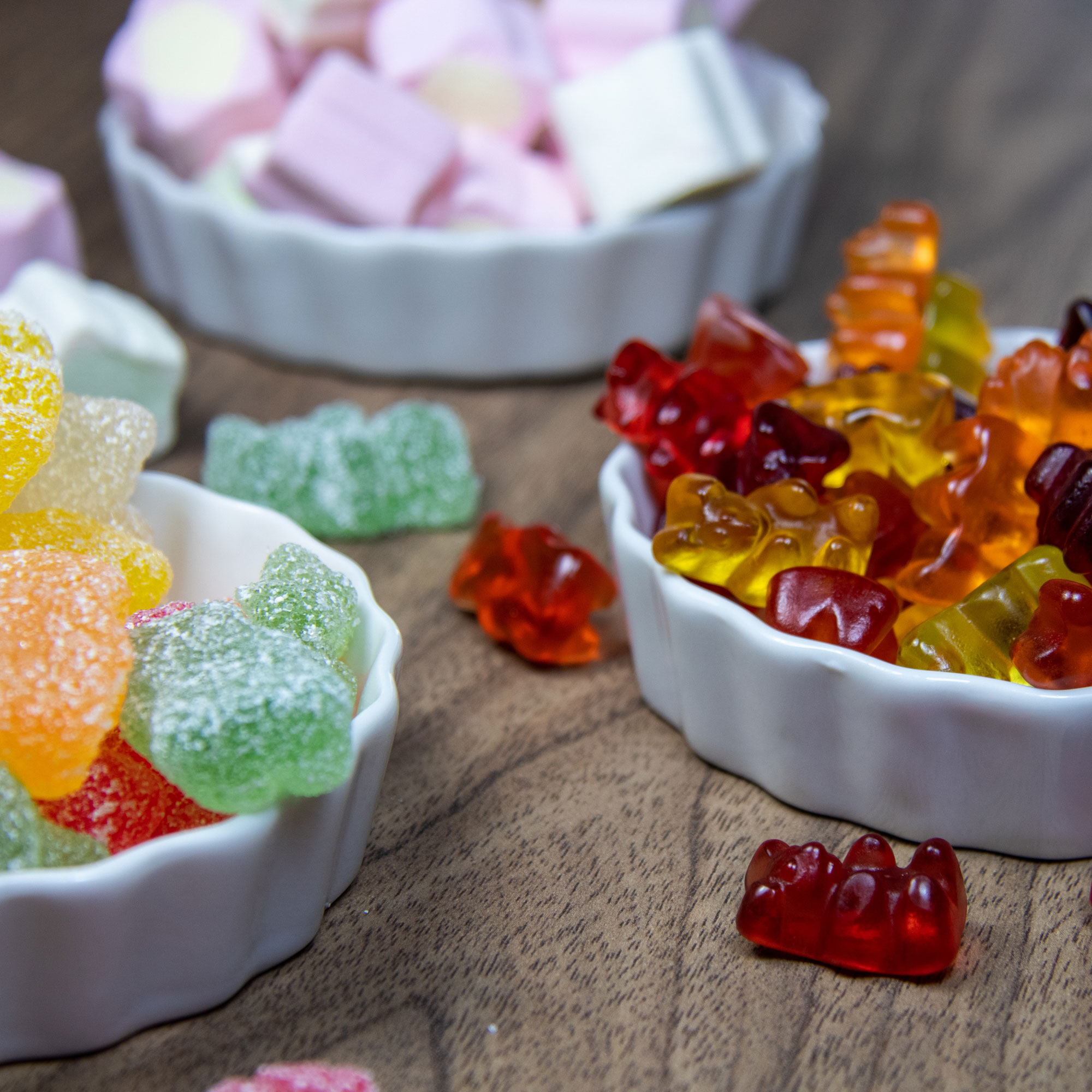 Gummibärchen und Marshmellows in schicken Schalen